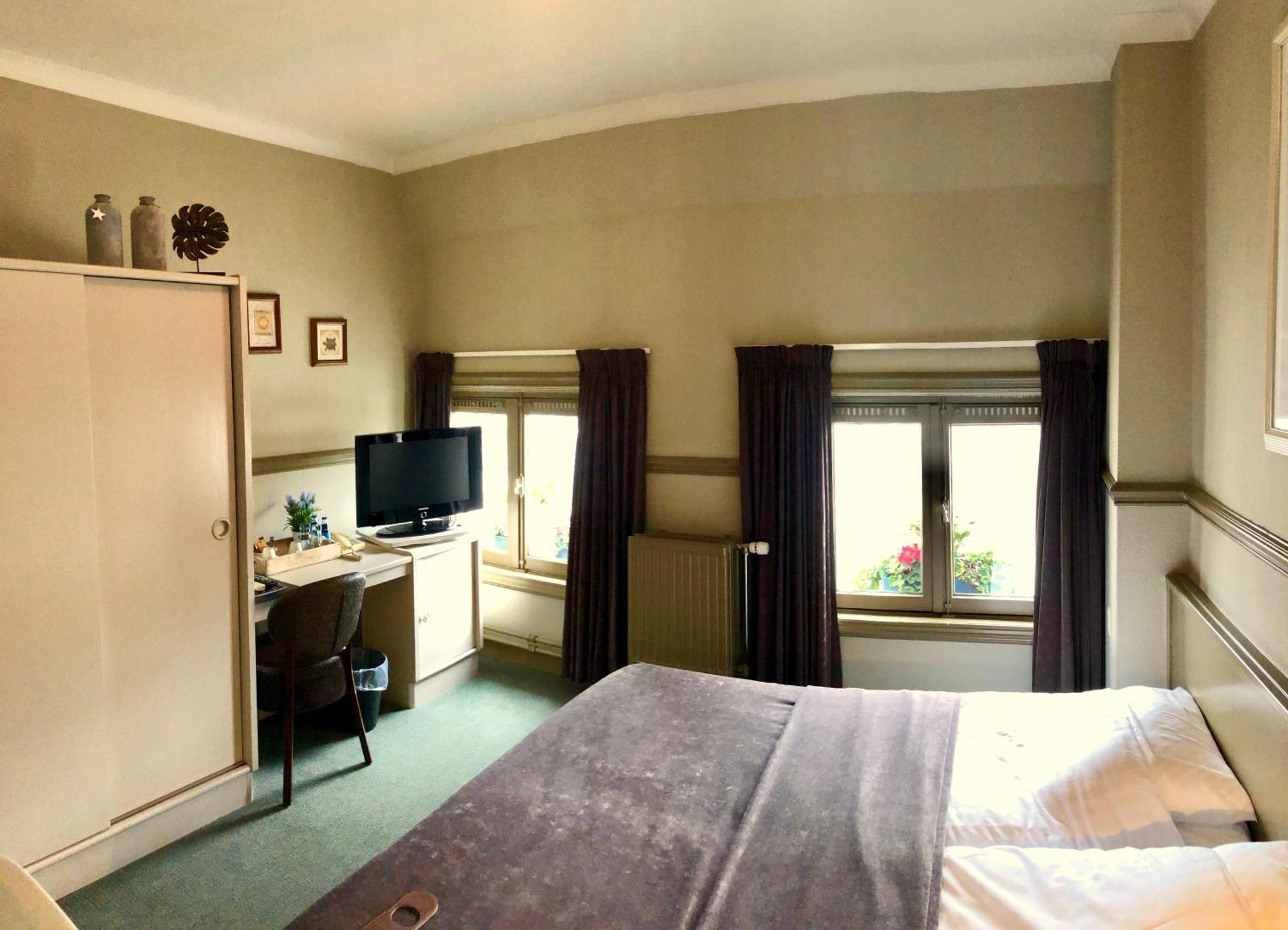 Grand Cafe Hotel De Bourgondier Bergen op Zoom Esterno foto