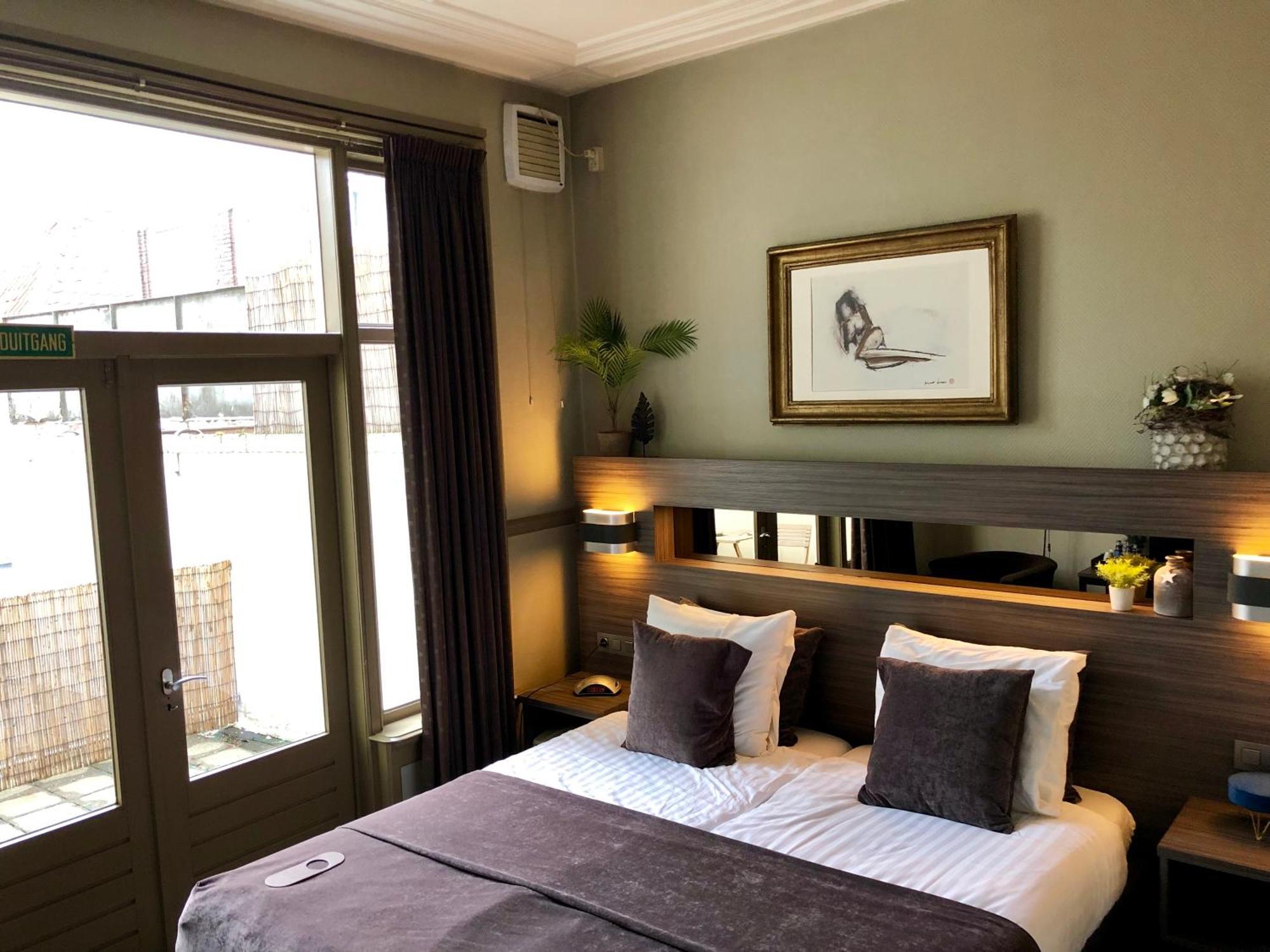 Grand Cafe Hotel De Bourgondier Bergen op Zoom Esterno foto