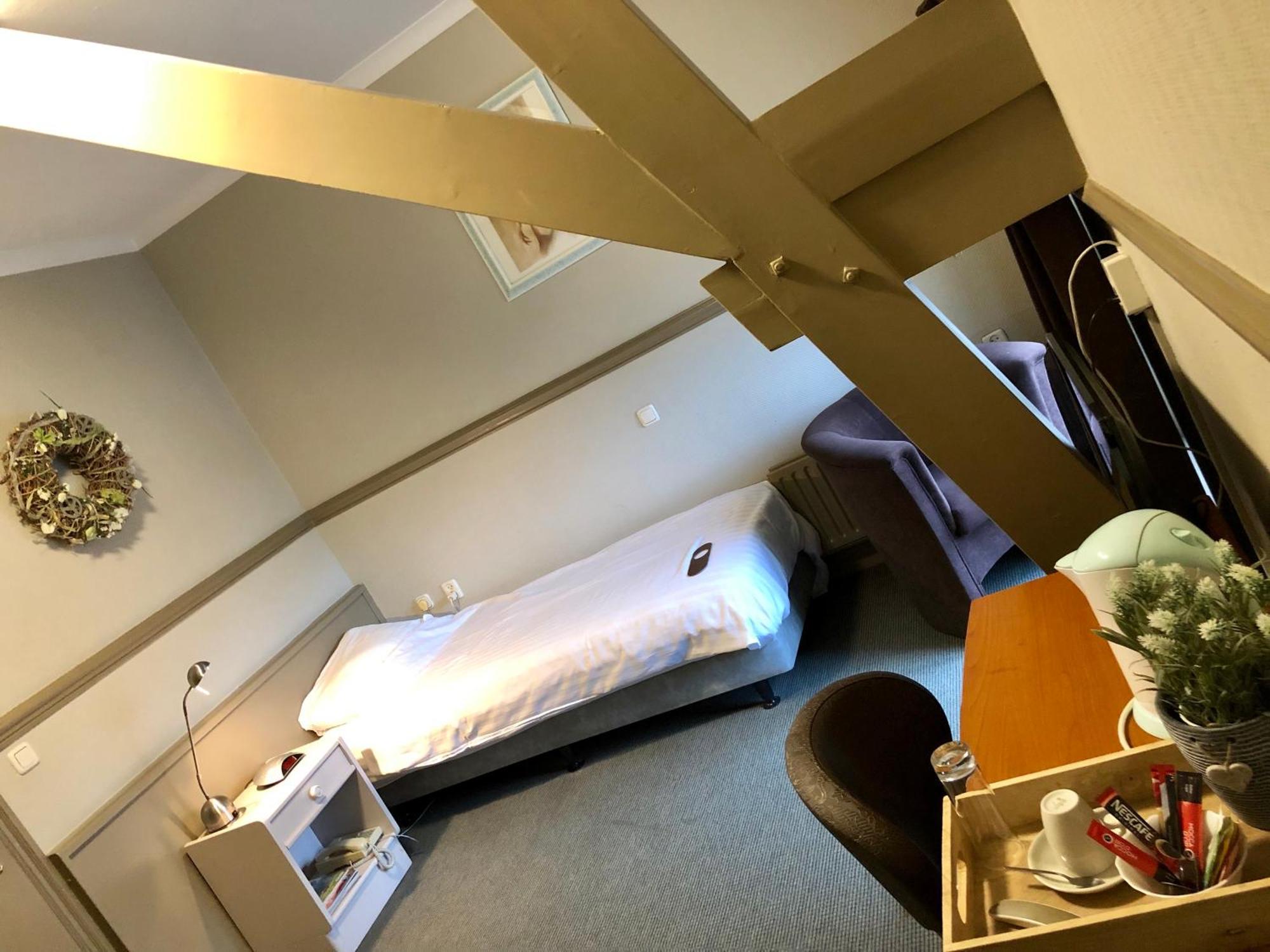 Grand Cafe Hotel De Bourgondier Bergen op Zoom Esterno foto