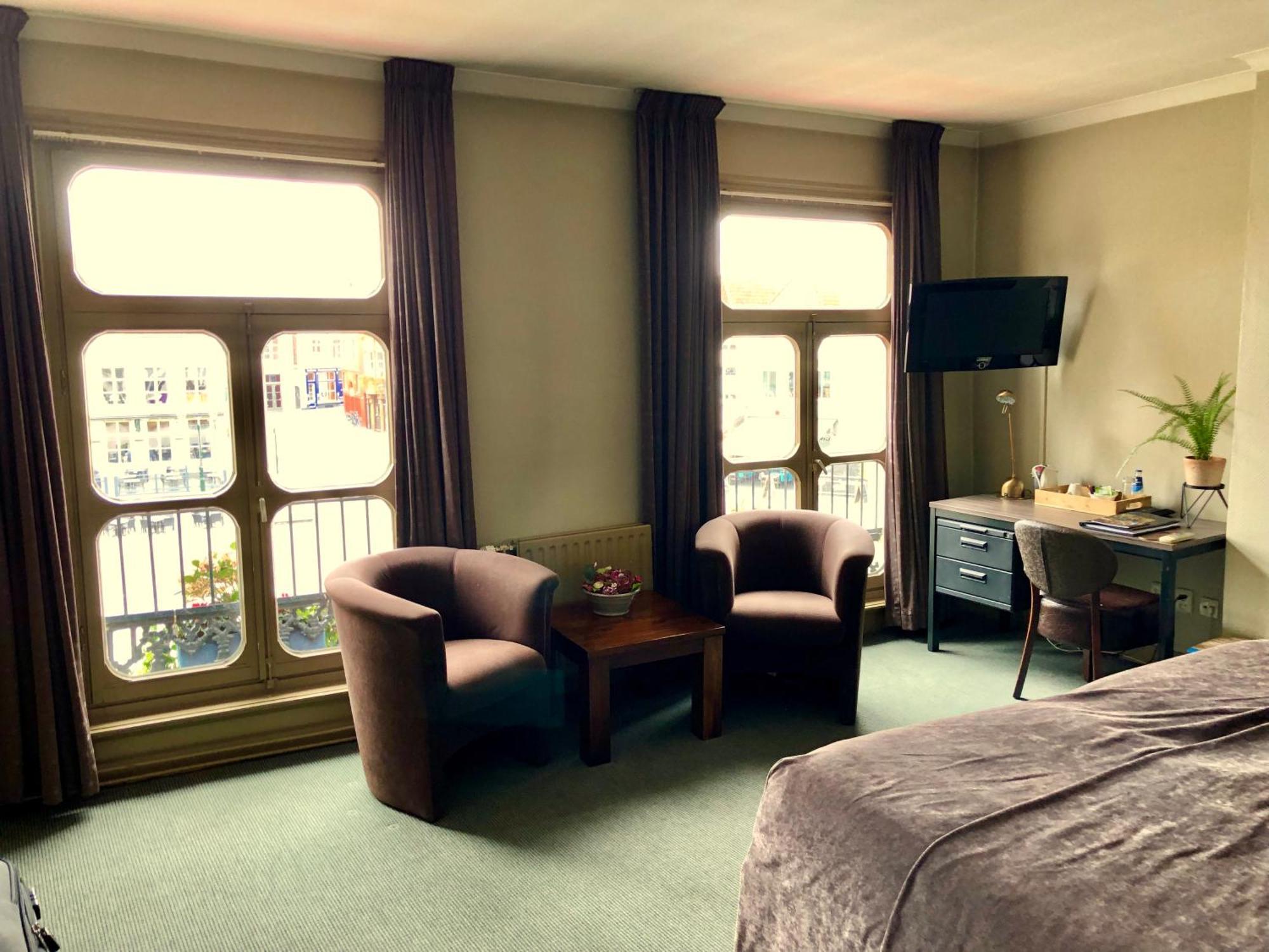 Grand Cafe Hotel De Bourgondier Bergen op Zoom Esterno foto