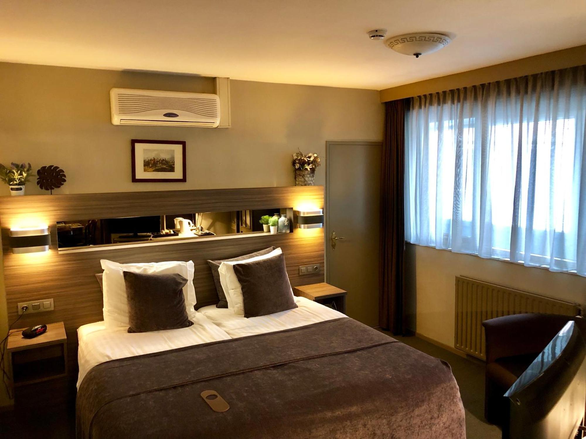 Grand Cafe Hotel De Bourgondier Bergen op Zoom Esterno foto