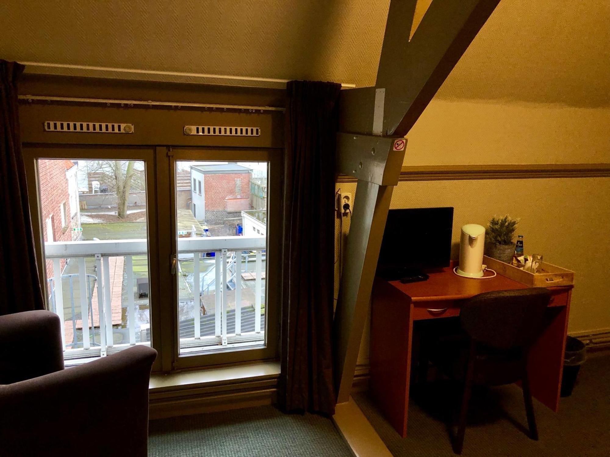 Grand Cafe Hotel De Bourgondier Bergen op Zoom Esterno foto