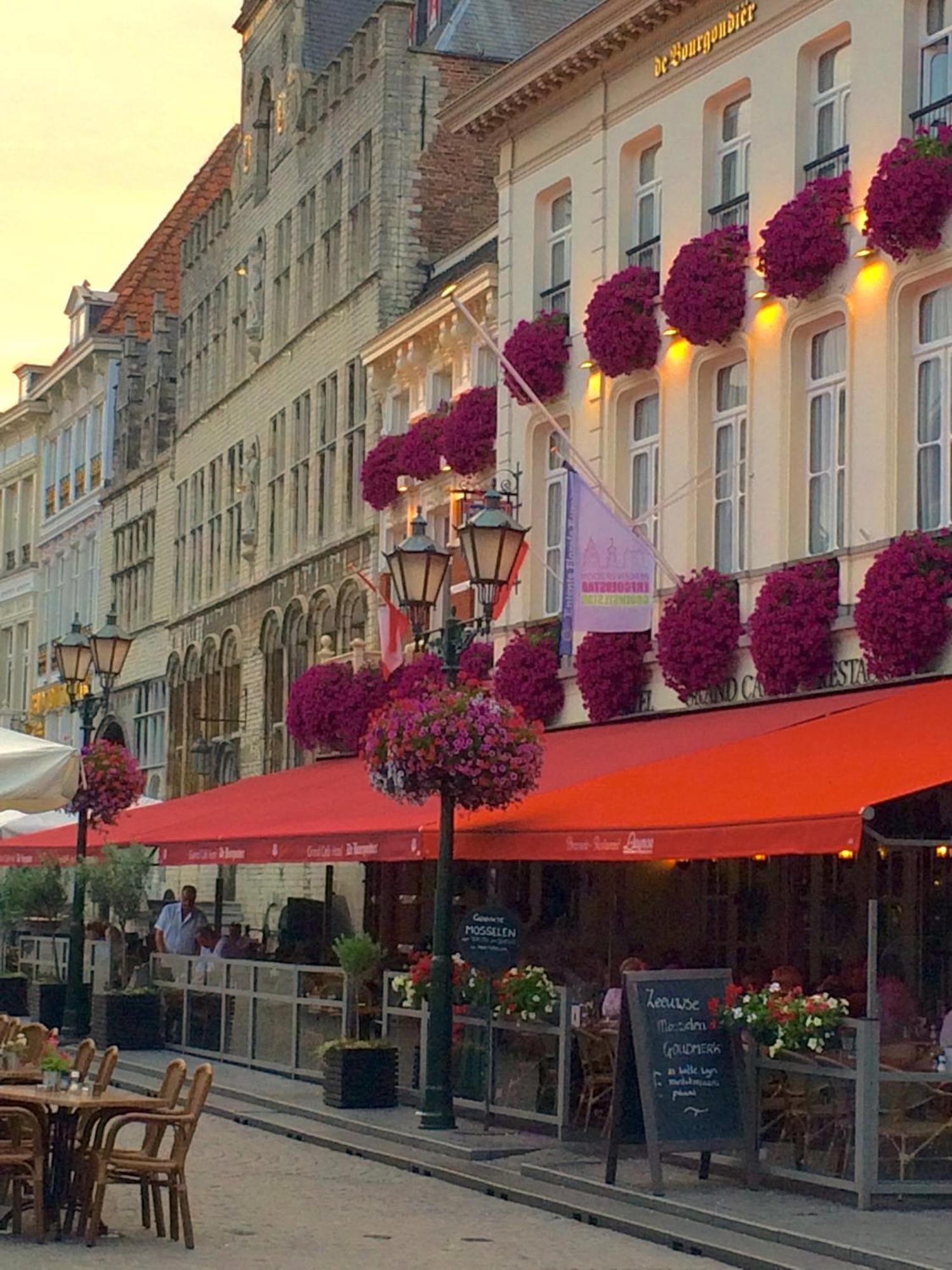 Grand Cafe Hotel De Bourgondier Bergen op Zoom Esterno foto