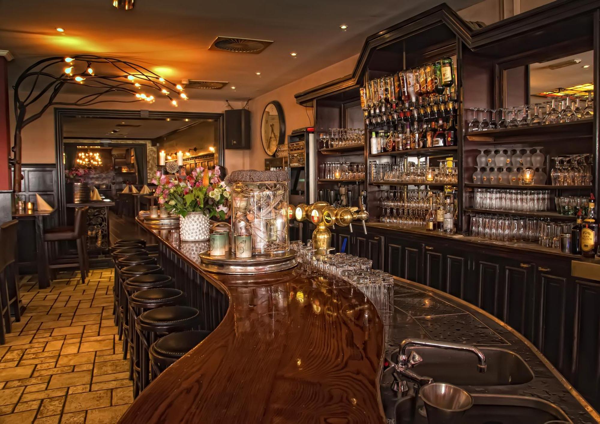 Grand Cafe Hotel De Bourgondier Bergen op Zoom Esterno foto